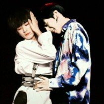 一男子和一女子拔萝卜可看全身